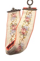 Auktion 368 / Los 13026 <br>langer Gobelin-Klingelzug mit Messing-Applikationen, L-ca. 130 cm