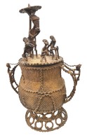 Auktion 368<br>Kudou Bronzegef&auml;&szlig; der Ashanti H-28 cm, mit 22 kl. Bronze-Figuren,  je ca. H-9 cm