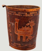 Auktion 368<br>gr. Ledereimer mit gepr&auml;gten Azteken-Dekor, Holzboden, wohl Papierkorb, H-31 cm, D-oben ca. 28 cm