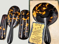 Auktion 368<br>4 tg. Frisier-Set, R&uuml;cken aus Schildpatt, Japan, Handspiegel in orig. Kasten, gut erhalten, nur Spiegelglas mit Chip