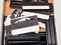 Auktion 368<br>wohl Tischdeko/Tischkartenhalter oder &auml;hnliches, ca 5,5x7,5 cm, St&auml;nder B-ca. 8,5 cm, Japan, 10 St&uuml;ck mit Untersetzer, wohl KUNSTSTOFF?, anbei ca. 25 kl. Mini-Drucke nach Holzschnitten von  Katsushika Hokusai, wohl auch Tischdekor