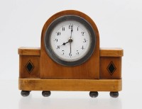 Auktion 368<br>kl. Tischuhr um 1900, leider Werk defekt, Glas fehlt, ca. H-9cm B-11cm