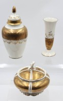 Auktion 368<br>3tlg. Konvolut, alka, Dekor Marion, Deckelvase, Deckeldose und Vase, ca. H-22cm bis 12cm