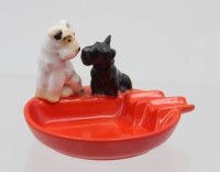 Auktion 368 / Los 9042 <br>kl. Ascher mit 2 Terrier, 50er Jahre, ca. H-6cm, Boden mit Altriss.