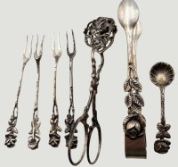 Auktion 368<br>4x Petit Four Gabeln, 1 Salzl&ouml;ffel, 1 kl. Zange, alle Silber-800-, zus.ca. 40 gr., anbei Zuckerzange versilbert, Rosenmuster