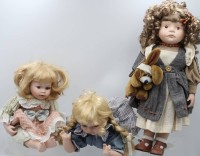 Auktion 368 / Los 12042 <br>3x div. K&uuml;nstlerpuppen, neuzeitl., ca. H-41cm