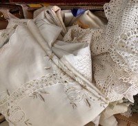 Auktion 368 / Los 13028 <br>Bananenkarton voll Tischw&auml;sche, anbei ca. 35 diverse Stoffservietten