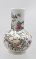 Auktion 368<br>Vase, China, Pfirsichdekor, ca. H-17cm
