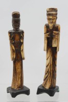 Auktion 368<br>Figurenpaar, chin. W&uuml;rdentr&auml;ger, Bein, &auml;lter, ca. H-28cm