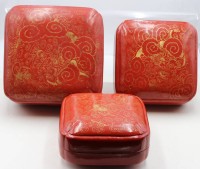 Auktion 368<br>3er Satz Lackk&auml;sten, wohl China, je mit Goldzier, ca. Gr&ouml;&szlig;ter 14 x 27 x 27cmm 1x Lack besch&auml;digt