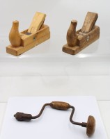 Auktion 368<br>2x Hobel sowie ein Handbohrer, &auml;lter, Gebrauchsspuren