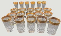 Auktion 368 / Los 10037 <br>21 Gl&auml;ser, Murano, wohl Serie Medici mit Goldrand, 5x Saftgl&auml;ser, 6x grosse, 6x etwas kleinere Weingl&auml;ser auf Stand, 6x Sektkelche max. H-16 cm