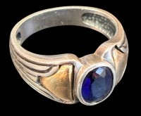 Auktion 369<br>Silberring "Margy's" -925-, blauer Stein, beidseitig Ringschulter Gold -750-, auch gepunzt, RG 59, 6,8 gr
