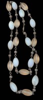 Auktion 369<br>Vintage Halskette, wohl opalisierende Glassteine mit Perlmutt/Mondstein?, Silber Zwischenelemente, L-ca. 44 cm, 71,5 gr.
