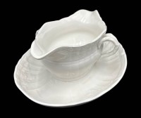 Auktion 369<br>gr. Sauciere KPM Berlin, weiss mit  Reliefdekor,  Decor Rocaille blaue  Zeptermarke