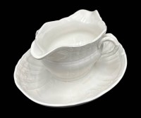 Auktion 369<br>gr. Sauciere KPM Berlin, weiss mit Reliefdekor, Decor Rocaille blaue Zeptermarke