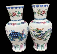 Auktion 369<br>Paar hohe Vasen "Franklin Mint" 1985 mit China Dekor, 1x vielfach geklebt, besch&auml;digt, andere tadellos, H-27 cm