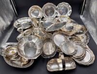 Auktion 369 / Los 11001 <br>ca. 8 kg. versilbertes, grosse und kleine Platten, Schalen, Untersetzer etc in unterschiedlicher Erhaltung!ein  Bananenkarton voll !