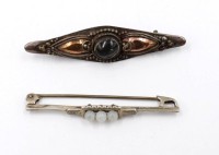 Auktion 369 / Los 1031 <br>2x div. &auml;ltere Silber-Broschen, 1x Perlen und 1x Onyx, Alters-u. Tragespuren, zus. 4,9gr., ca. L-4,5cm