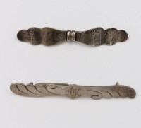 Auktion 369<br>2x div. Silberbroschen, 830er und 1x gepr&uuml;ft, Ziermonogramm "AK", zus. ca. 9,8gr., ca. L-6,7cm