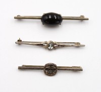 Auktion 369 / Los 1039 <br>3x div. Silber-Broschen, &auml;lter, Onyxcabochon, hellblauer Stein sowie 1x chin. Schriftzeichen, zus. ca. 12,6gr., L-6,5cm,