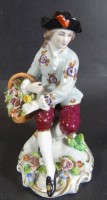Auktion 369 / Los 8008 <br>sitzender G&auml;rtnerjunge mit Blumenkorb "Sitzendorf", ca. H-14cm.