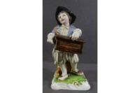 Auktion 369<br>Porzellanfigur, Junge mit Leierkasten, &auml;lter, bemalt, H-12,5 cm