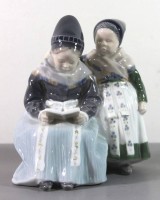 Auktion 369 / Los 8023 <br>Zwei lesende Amager M&auml;dchen, Royal Copenhagen, Entw. Lotte Benter, u. sign., Modell-Nr. 1395, polychrome Unterglasurbemalung, H- 17 cm