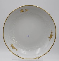 Auktion 369<br>gr. Schale, Meissen, Schwertermarke, florale Bemalung in Gold, 2 Schleifstriche, H-5,7cm D-26cm.