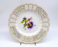 Auktion 369 / Los 8031 <br>Teller, Meissen,  Blumendekor mit einer sehr sch&ouml;n ausgearbeiteten Bord&uuml;re durchbrochen, Schwertermarke (Durchschliffen ), D- 24,5 cm sehr guter Zustand