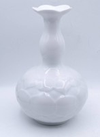 Auktion 369<br>Vase, Meissen, Entw.  von Ludwig Zepner, Serie Weiss f&uuml;r Meissen, Dekor Lotusblume, H- 20cm, 2 Schleifstriche