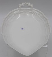 Auktion 369 / Los 8038 <br>gr. Blattschale, KPM Berlin, Kurland, Wei&szlig;porzellan, H-5,5cm, 24 x 18,5cm.