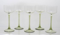 Auktion 369 / Los 10007 <br>5x Weingl&auml;ser mit gr&uuml;nem Stand, &auml;lter, je ca. H-18cm
