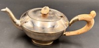 Auktion 369<br>massive, versilberte Teekanne, Holzgriff lose (Schraube fehlt) H-13 cm, L-&uuml;ber alles 28 cm