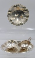 Auktion 369 / Los 11006 <br>Tablett mit Milch und Zucker sowie kl. Schale, versilbert, ca. H-6cm, Schale D-17cm