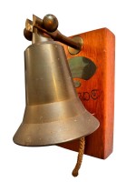 Auktion 369<br>gr. massive Bronze Schiffsglocke auf Holzbrett, 19x25 cm
