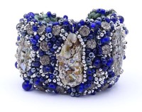 Auktion 369 / Los 1045 <br>Breites besticktes Armband mit Perlmuttst&uuml;cken und blau/grauen Farbsteinen,Saatperlchen, Silberkn&ouml;pfen ? L- 21cm, B- 5,0 cm, Handarbeit, wohl 50/60-er Jahre