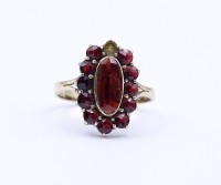 Auktion 369 / Los 1047 <br>Granat Goldring 0.333, 2,8gr., RG 55 ein Stein fehlt,