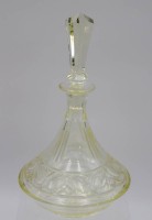 Auktion 369<br>Art-D&eacute;co Karaffe, gelbliches Glas, beschliffen, ca. H-26,5cm.