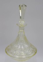 Auktion 369 / Los 10015 <br>Art-D&eacute;co Karaffe, gelbliches Glas, beschliffen, ca. H-26,5cm.