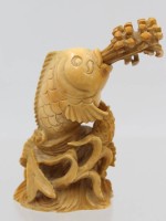 Auktion 369 / Los 15521 <br>Snuffbottle o.&auml;. in Form eines Fisches, Japan, wohl Kunstmasse, leider besch&auml;digt, Boden gemarkt, ca. H-8cm