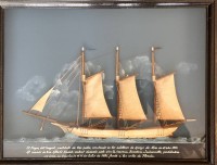Auktion 369 / Los 16013 <br>Wandvitrine mit Halbmodell eines Frachtseglers von 1874, spanisch beschriftet, 38x50 cm