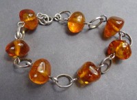 Auktion 369<br>Armband, wohl Silber mit 7 Bernsteinen, L-19 cm, 8,16 gr.
