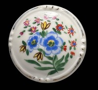 Auktion 369<br>runde Porzellanbrosche "Schumann" Handmalerei, D-4 cm