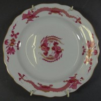 Auktion 369<br>runder Teller "Meissen" purpur  Drache, D-18,5 cm, 1.Wahl