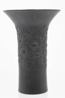 Auktion 369 / Los 8086 <br>Vase, Rosenthal studio-linie, Porcelaine Noire, florales Reliefdekor, H-16,8cm.