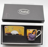 Auktion 369<br>Mokka-Tasse mit U.T., Goebel, Artis Orbis, Frau mit Mango, OVP, ca. H-6cm.