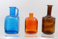 Auktion 369 / Los 10019 <br>3x div. Vasen, farbiges Pressglas, &auml;lter, ca. H-22cm