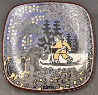 Auktion 369<br>Arabia of Finland 1978 AJahresteller designed by Raija Uosikkinen-Pristine aus der Kalevala Serie, 20x20 cm