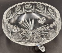 Auktion 369<br>Kristall-Schale auf drei F&uuml;sschen, "Nachtmann" mit Schliff, Zackenrand, H-8 cm, D-17 cm,